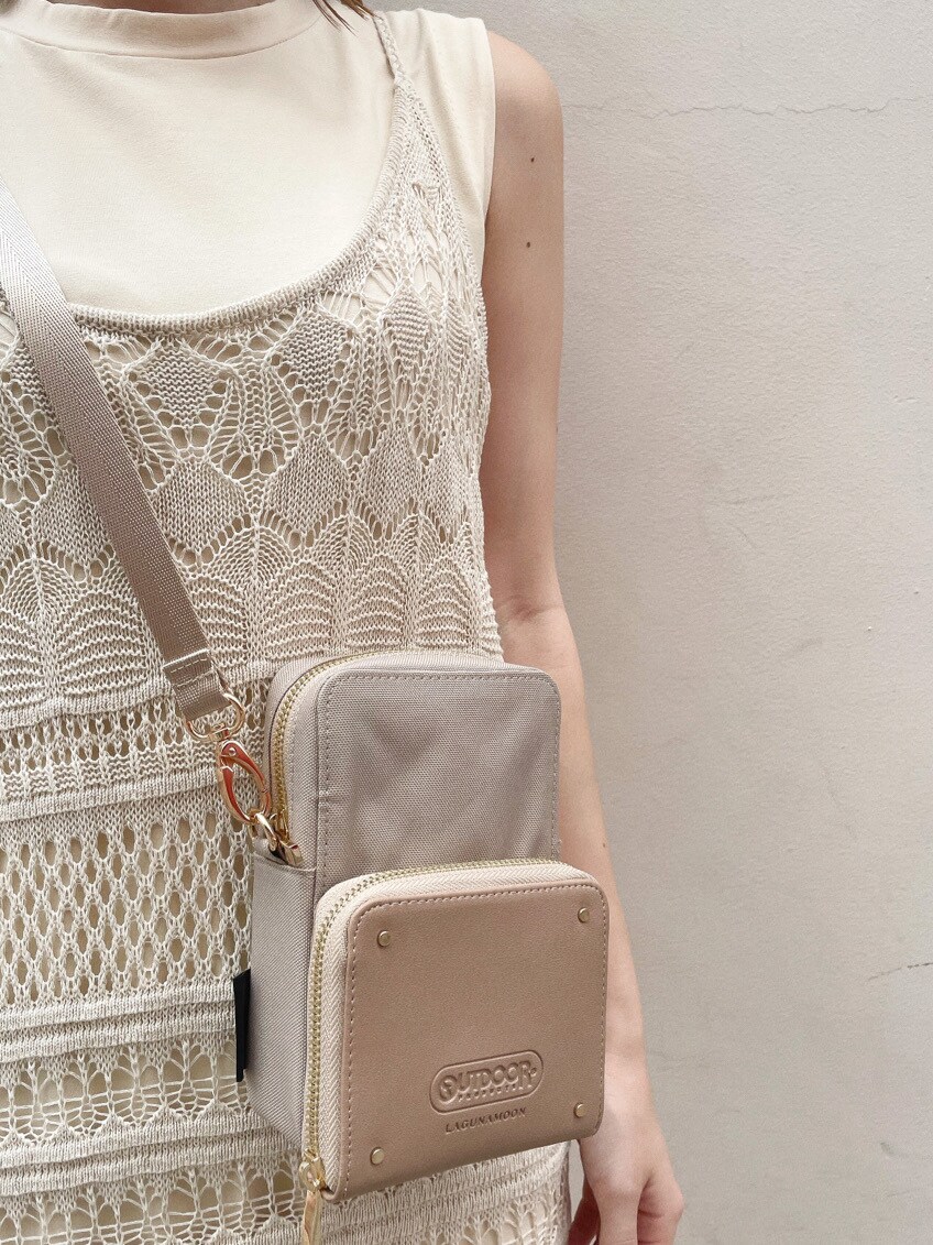 グリーン系のサンダル、ホワイト系のワンピースを着用したレディースの夏コーディネートの6枚目の写真