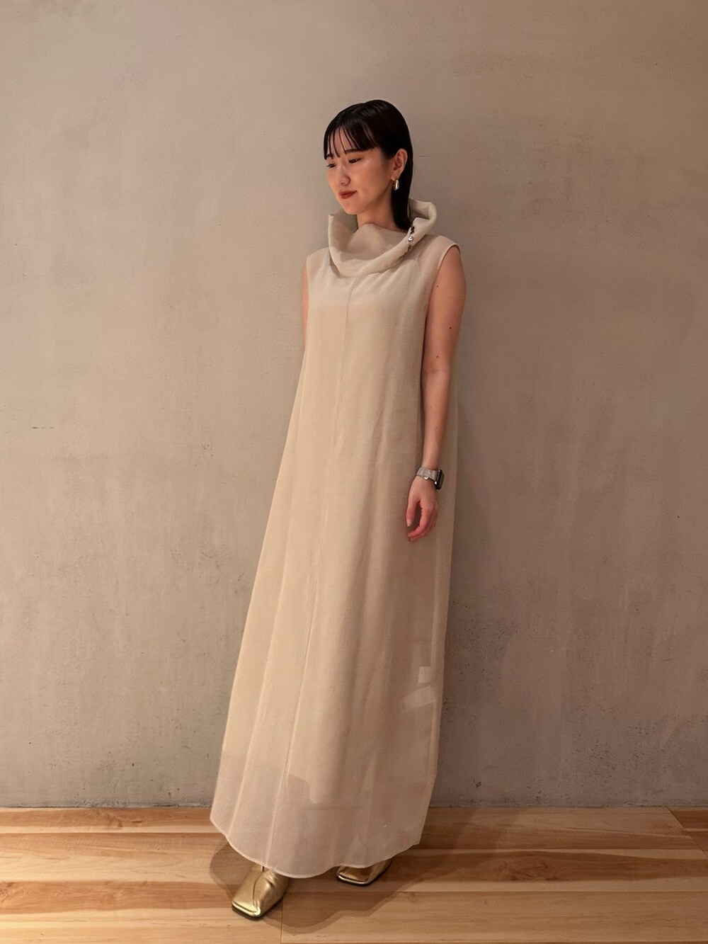 ベージュ系のワンピース、ゴールド系のパンプスを着用したレディースの夏コーディネートの2枚目の写真