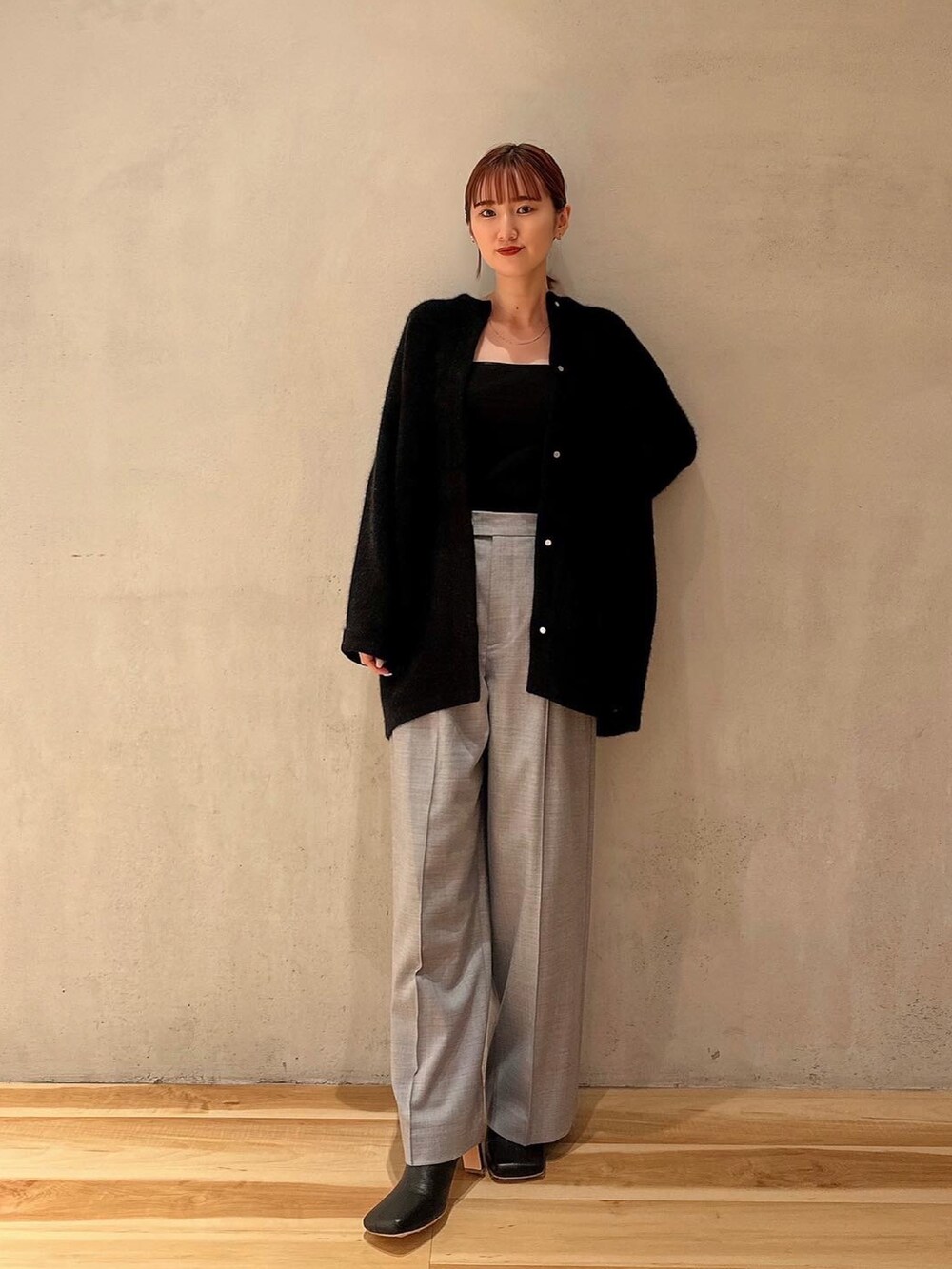 ブラック系のブーツ、ブラック系のノーカラージャケット、グレー系のその他パンツを着用したレディースの秋コーディネートの4枚目の写真