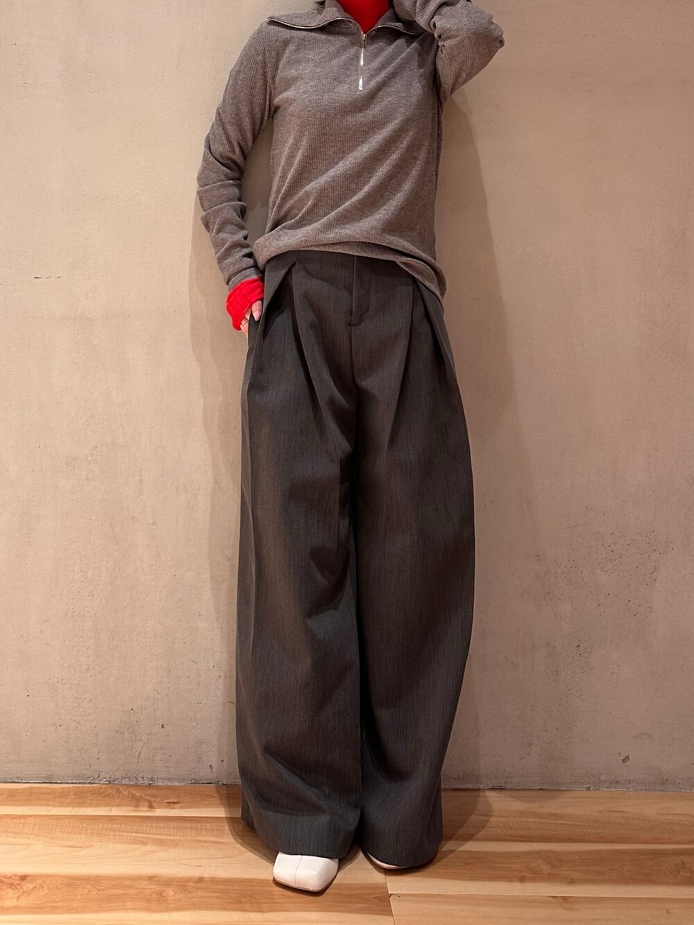 グレー系のその他パンツ、ホワイト系のブーツ、グレー系のTシャツ/カットソーを着用したレディースの春コーディネートの3枚目の写真