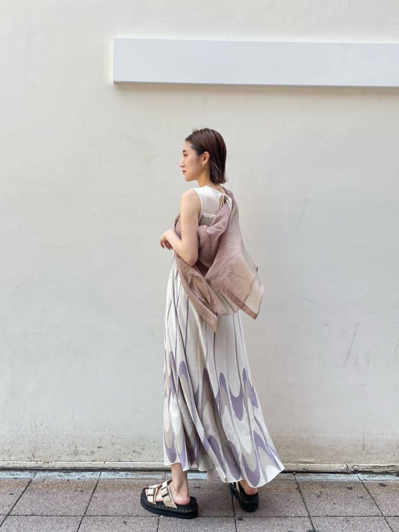 パープル系のワンピース、ピンク系のシャツ/ブラウスを着用したレディースの夏コーディネートの4枚目の写真