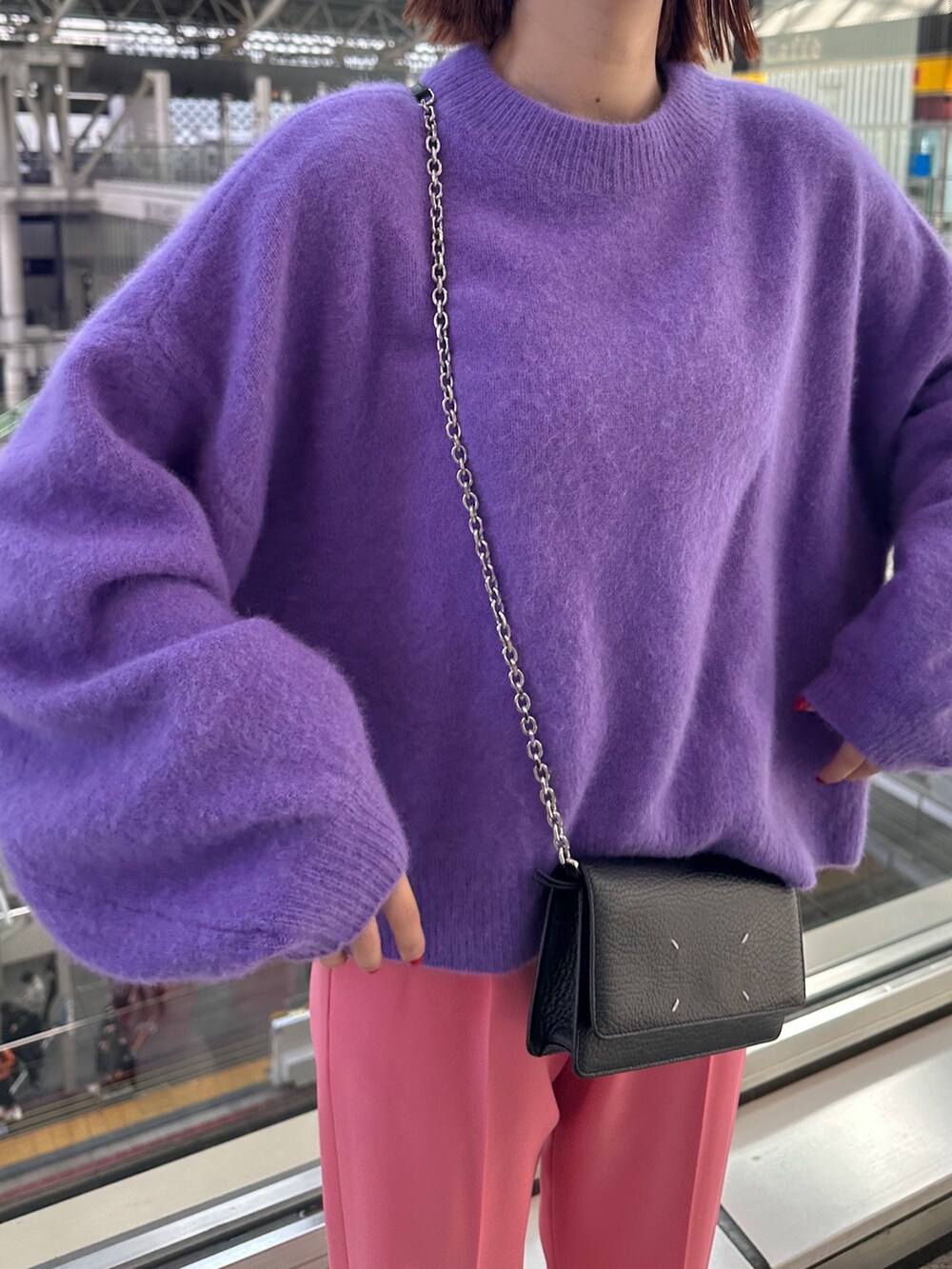 ブラック系のノーカラーコート、ブラック系のショルダーバッグ、ベージュ系のパンプスを着用したレディースの秋コーディネートの6枚目の写真