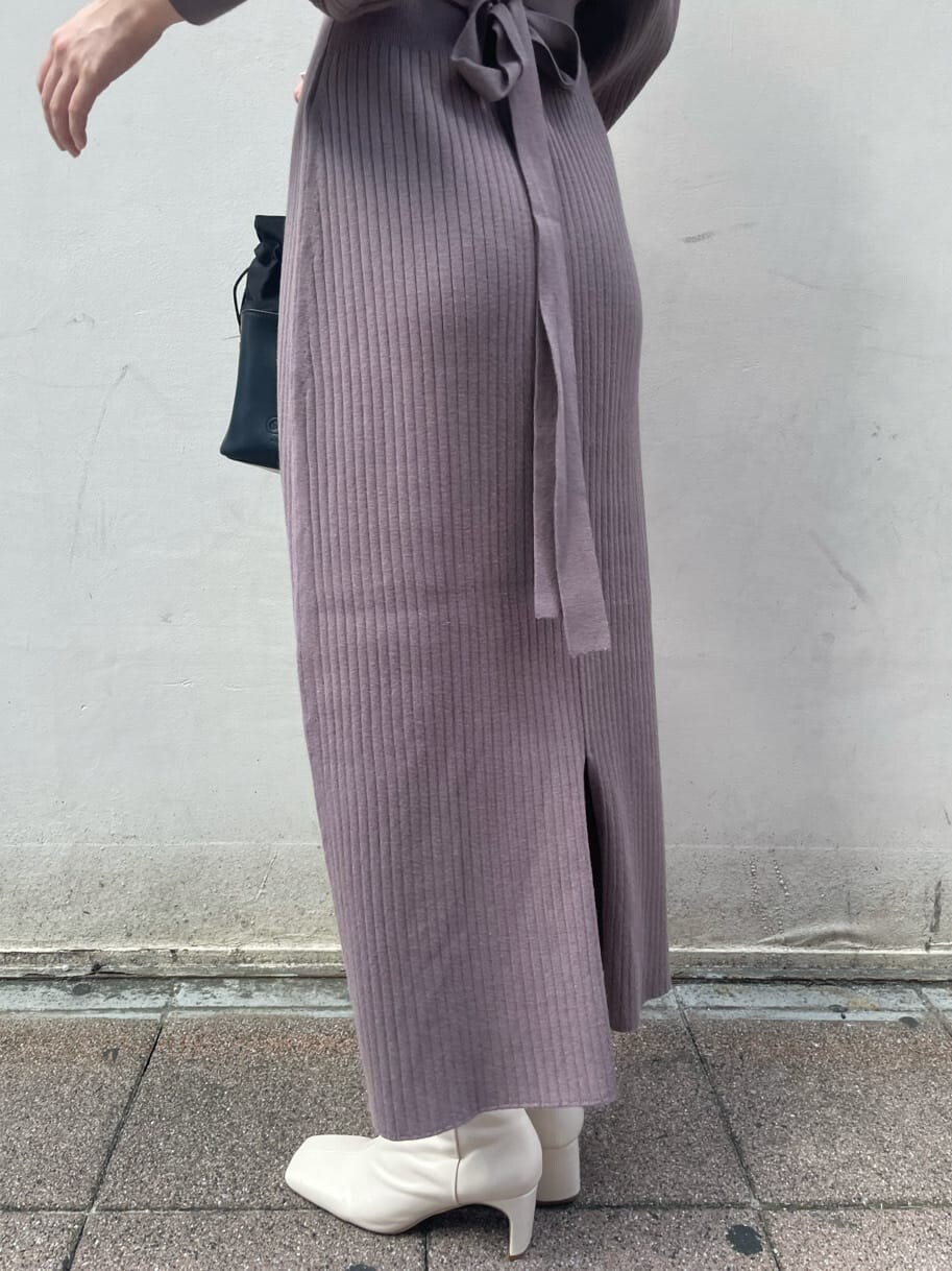 ホワイト系のその他シューズ、パープル系のワンピース、ブラック系のハンドバッグを着用したレディースの秋コーディネートの8枚目の写真