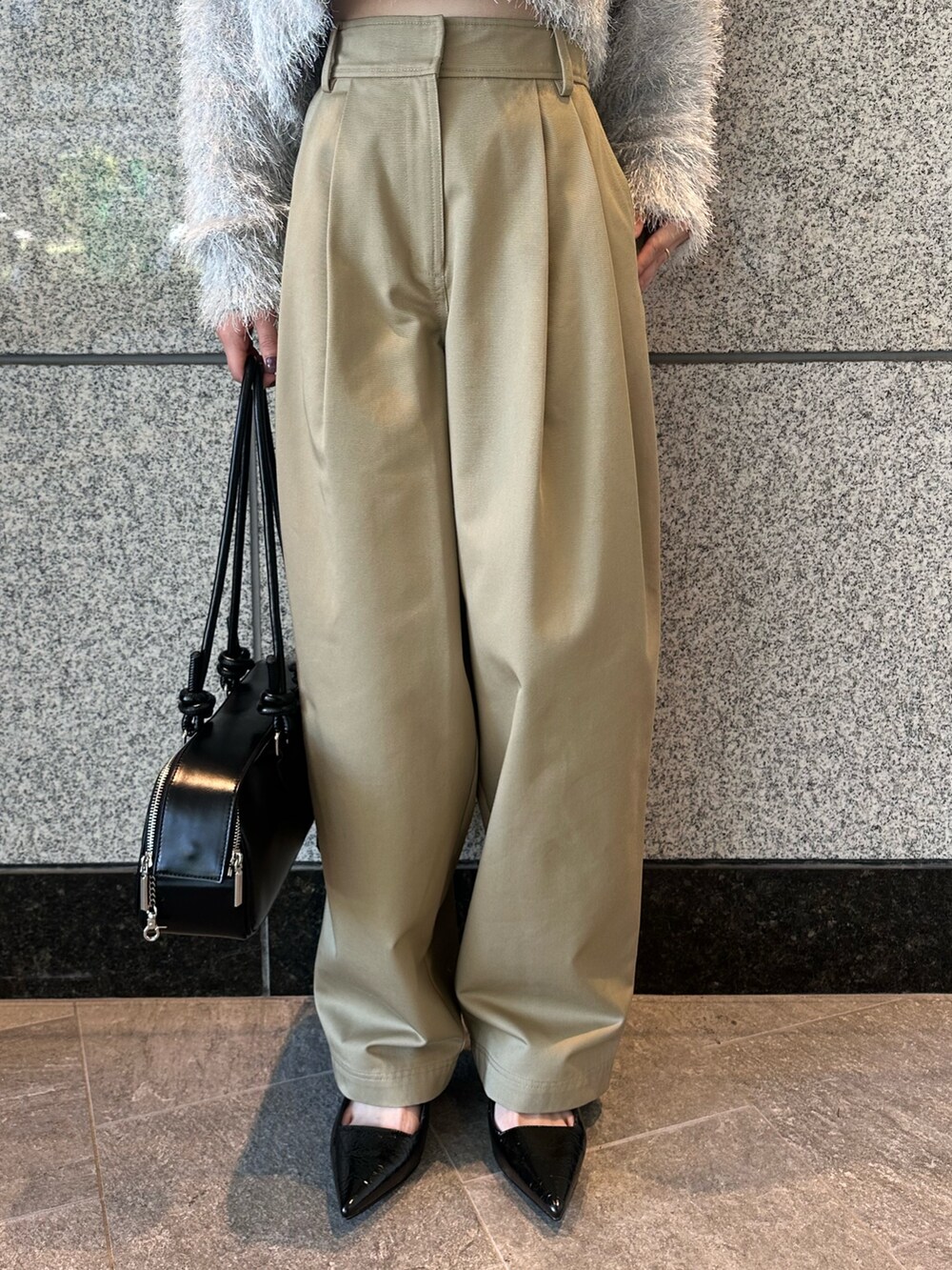 グレー系のニット/セーター、ベージュ系のその他パンツ、ブラック系のボストンバッグを着用したレディースの秋コーディネートの8枚目の写真