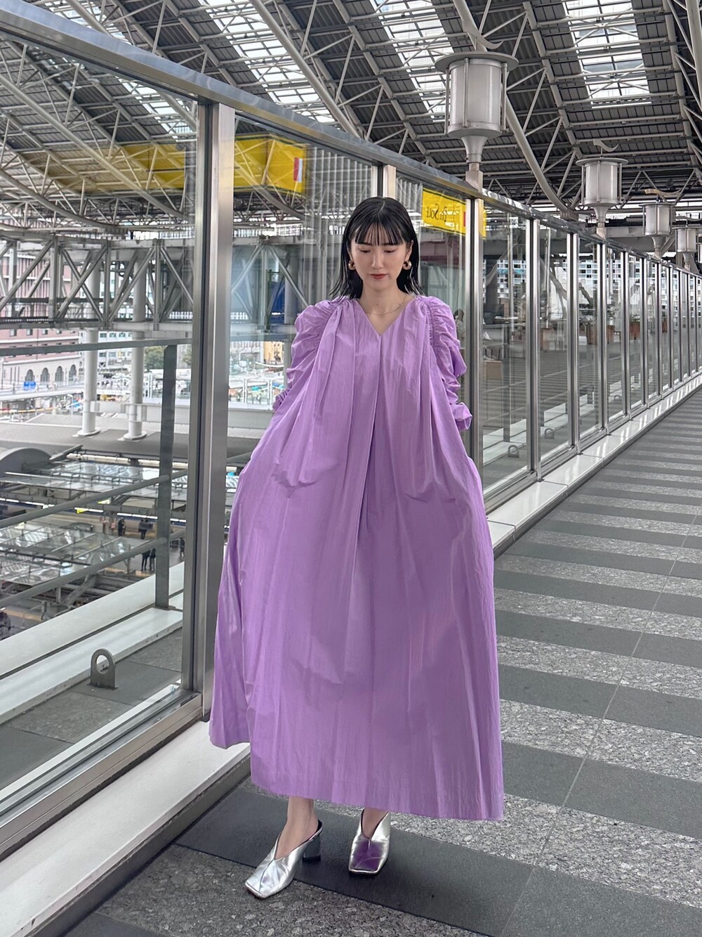 パープル系のワンピース、ブルー系のデニムジャケット、シルバー系のパンプスを着用したレディースの春コーディネートの5枚目の写真