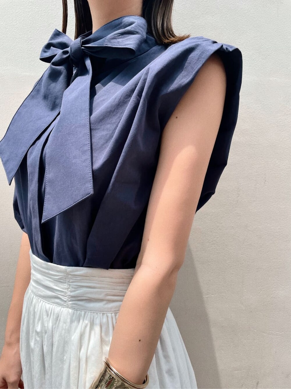 その他のその他シューズ、ブルー系のシャツ/ブラウス、ホワイト系のスカートを着用したレディースの夏コーディネートの3枚目の写真