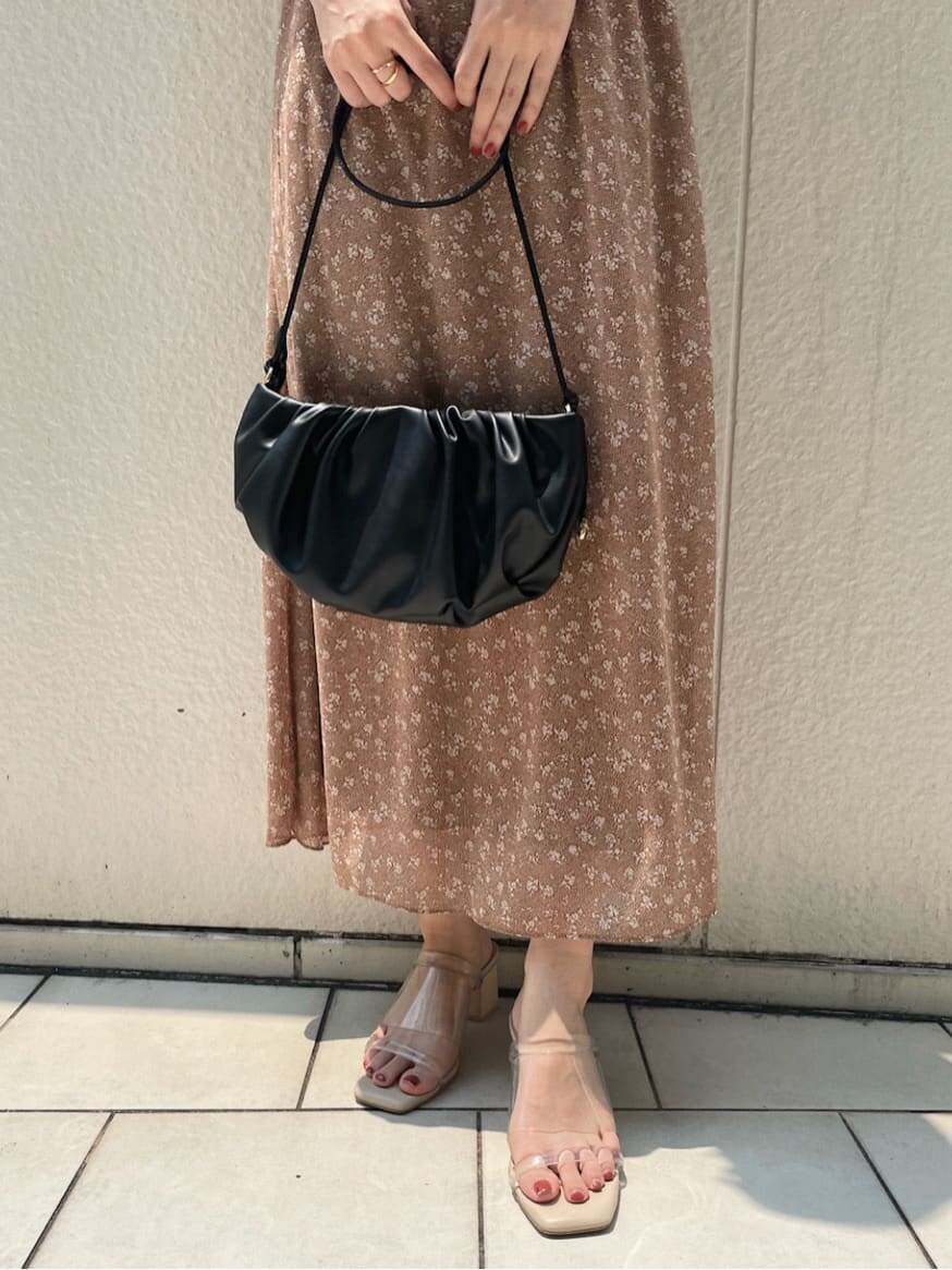 ブラック系のハンドバッグ、ベージュ系のワンピース、その他のその他シューズを着用したレディースの夏コーディネートの6枚目の写真