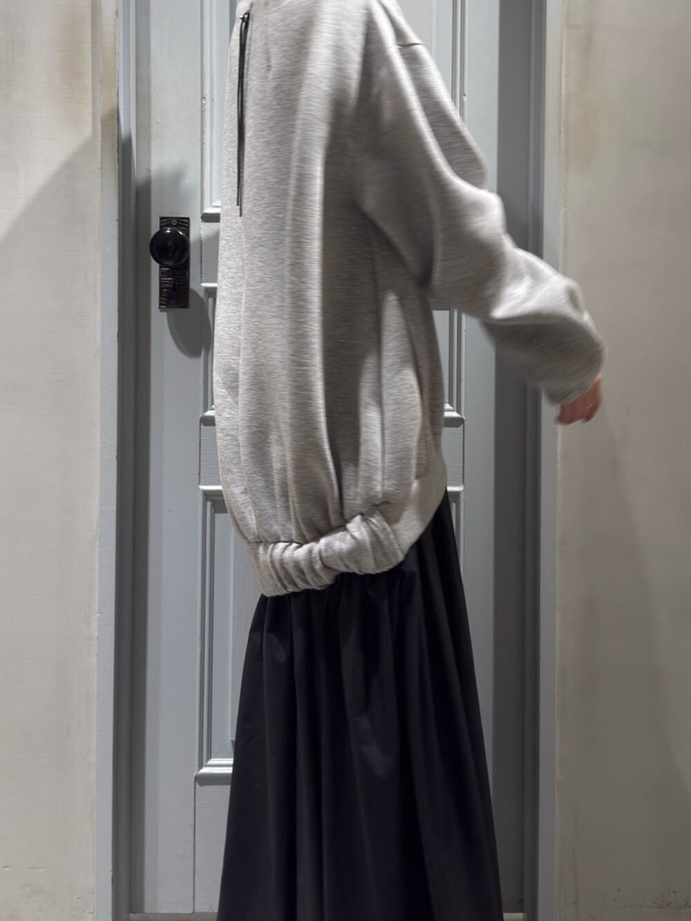 ブラック系のブーツ、グレー系のワンピースを着用したレディースの秋コーディネートの4枚目の写真