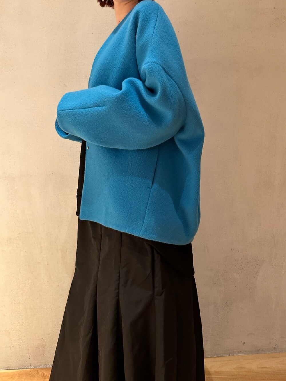 ブルー系のノーカラーコート、ブラック系のブーツ、ブラック系のワンピースを着用したレディースの夏コーディネートの7枚目の写真