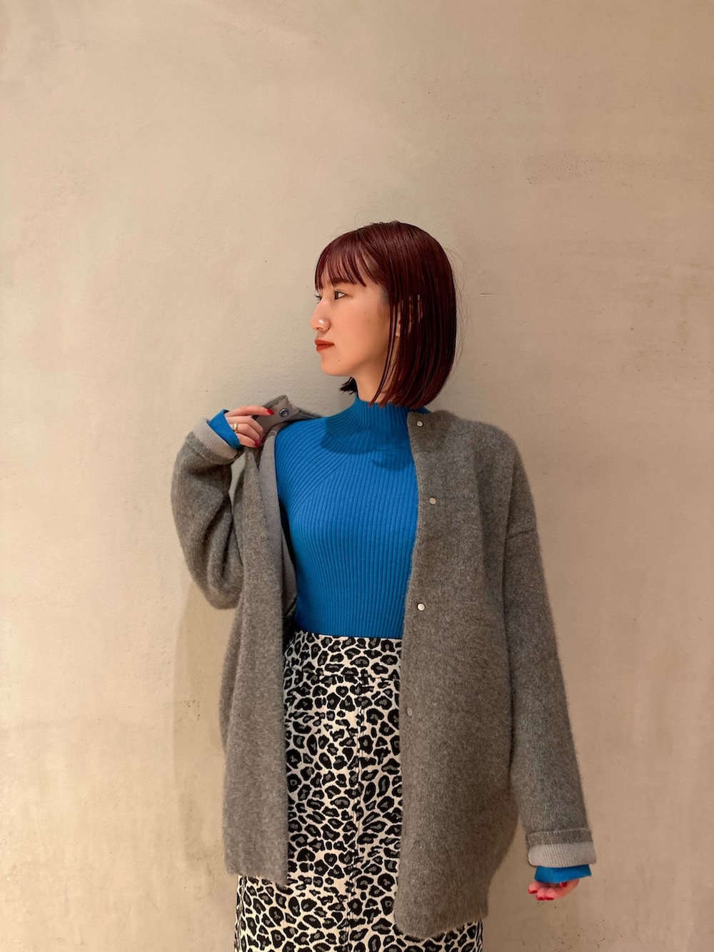 ホワイト系のスカート、ブラック系のブーツ、ブルー系のニット/セーターを着用したレディースの夏コーディネートの2枚目の写真