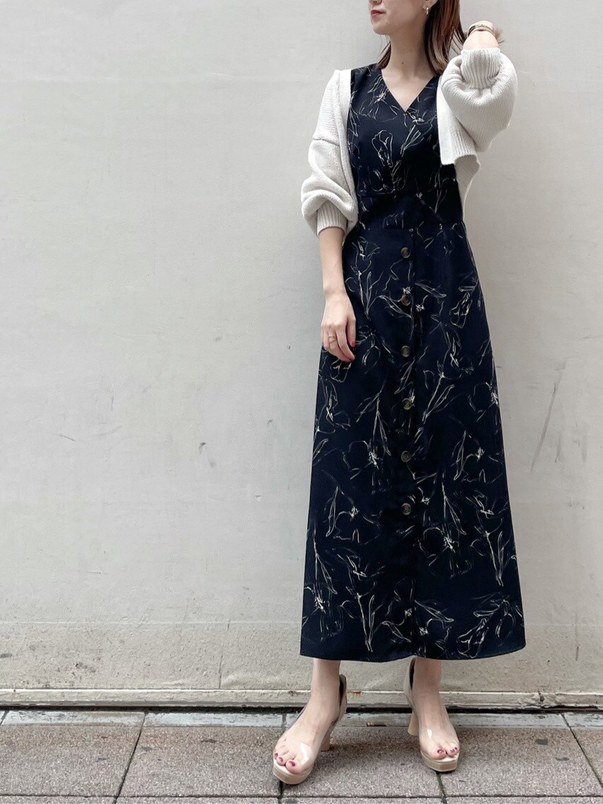 その他のパンプス、ホワイト系のカーディガン/ボレロ、ブラック系のワンピースを着用したレディースの夏コーディネートの3枚目の写真