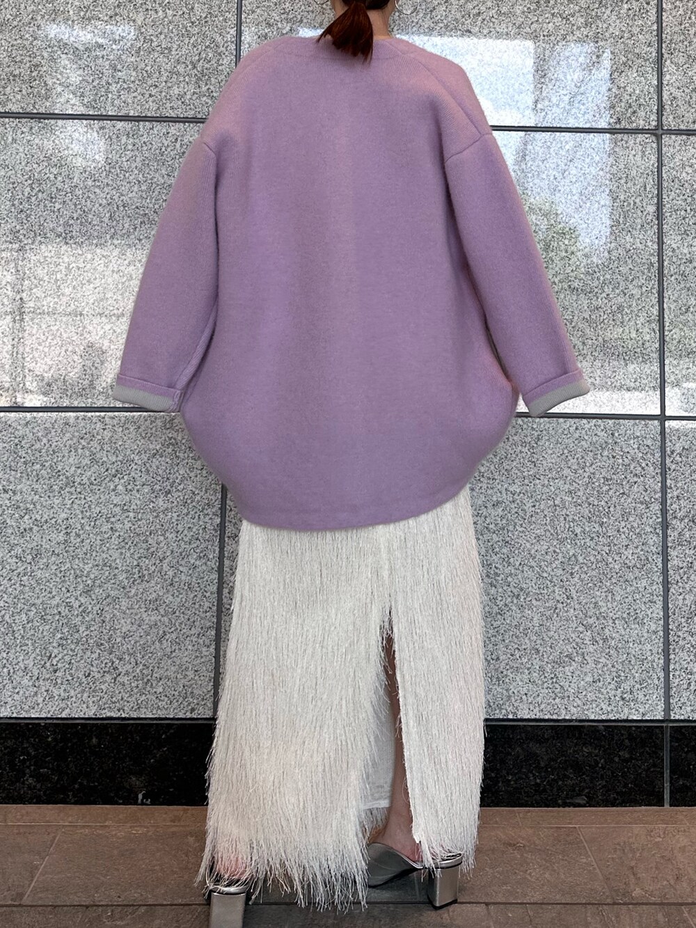 ホワイト系のスカート、ホワイト系のその他トップス、パープル系のカーディガン/ボレロを着用したレディースの夏コーディネートの9枚目の写真