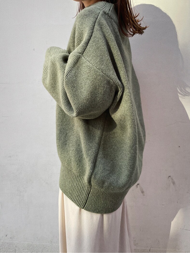 ホワイト系のスカート、ベージュ系のニット/セーターを着用したレディースの冬コーディネートの3枚目の写真