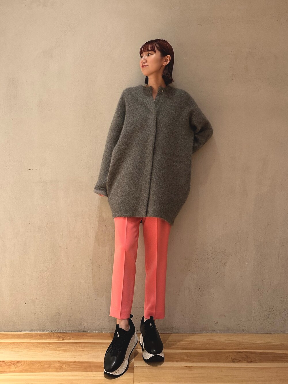 ブラック系のスニーカー、ピンク系のその他パンツ、ホワイト系のシャツ/ブラウスを着用したレディースの秋コーディネートの7枚目の写真