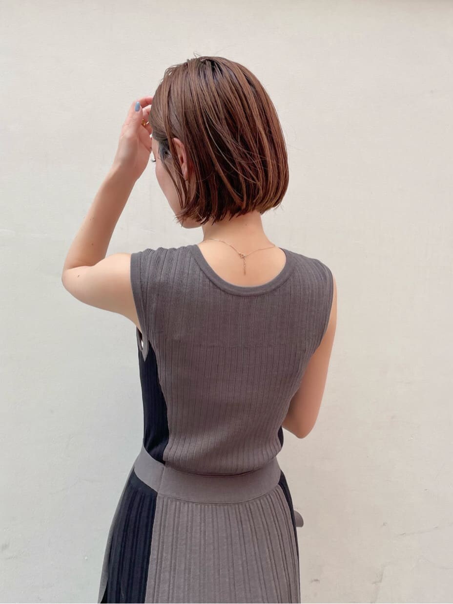 ブラック系のその他シューズ、グレー系のワンピースを着用したレディースの夏コーディネートの7枚目の写真