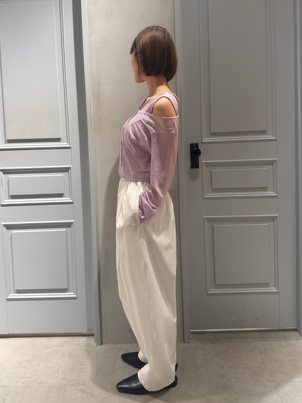 パープル系のTシャツ/カットソー、ホワイト系のその他パンツ、ブラック系のパンプスを着用したレディースの春コーディネートの3枚目の写真