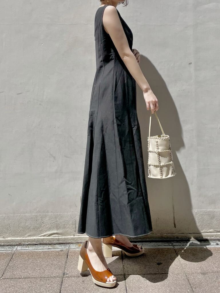 ブラウン系のパンプス、ブラック系のワンピース、ゴールド系のブレスレットを着用したレディースの春コーディネートの7枚目の写真