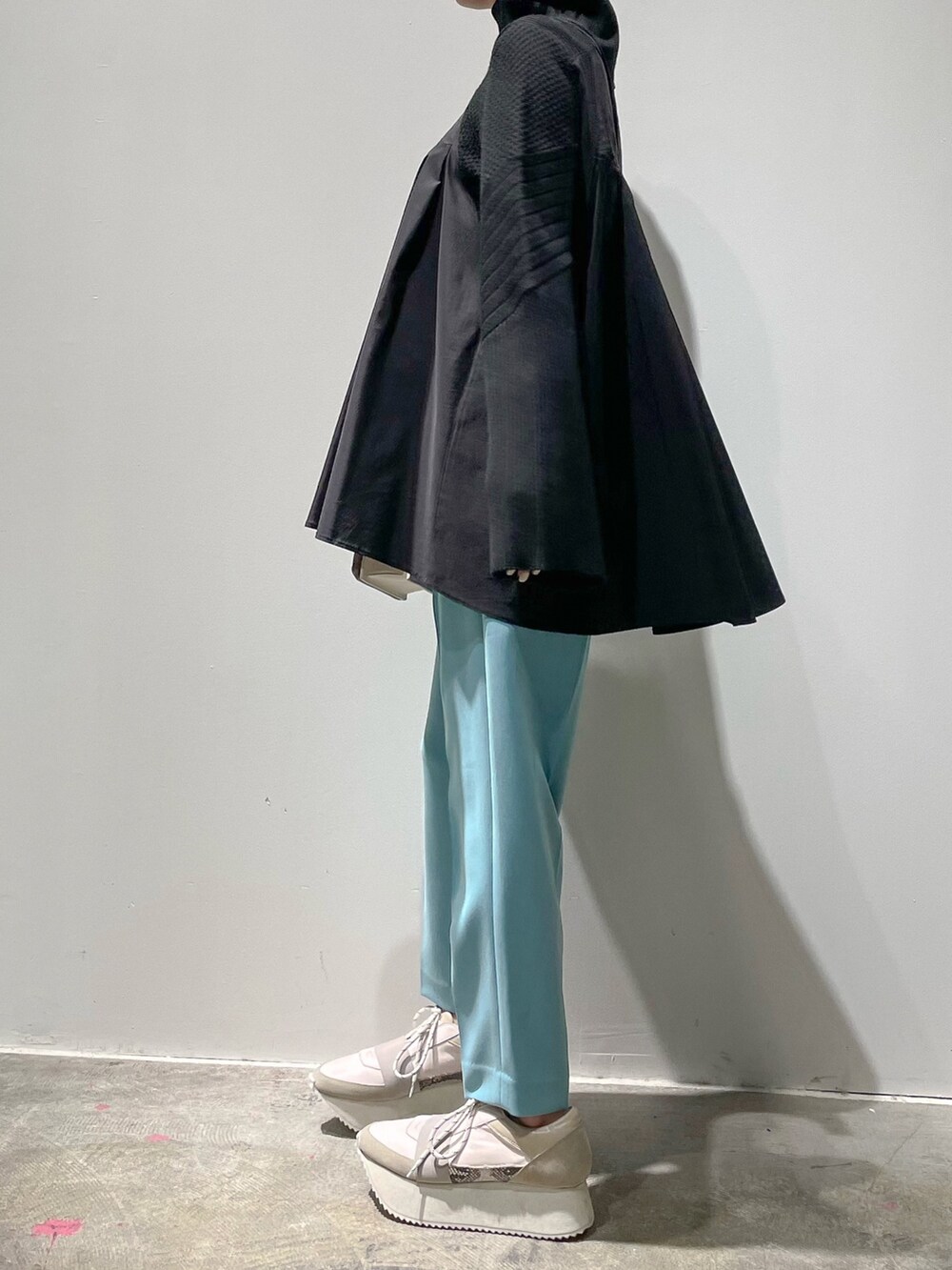 ホワイト系のニット/セーター、ブルー系のその他パンツ、ブラウン系のスニーカーを着用したレディースの冬コーディネートの4枚目の写真