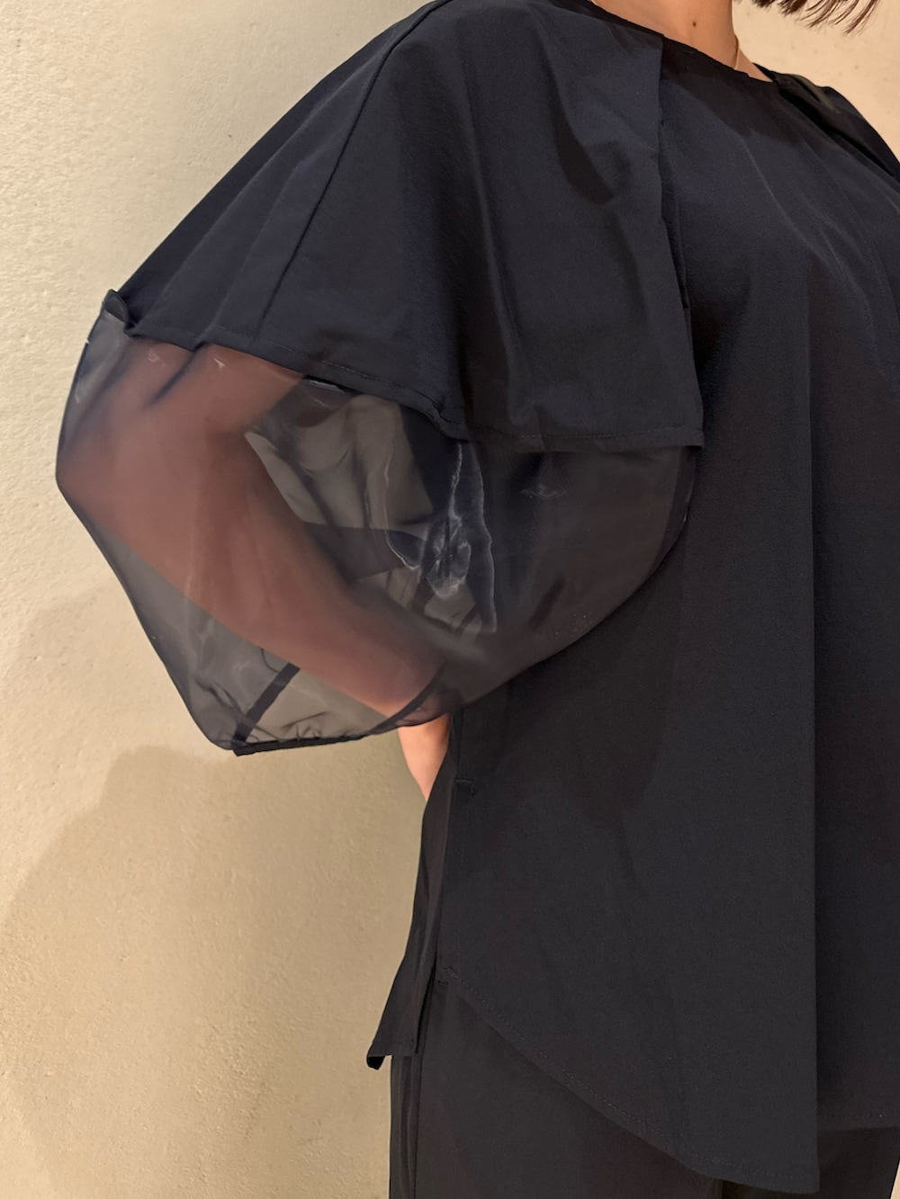 ブルー系のシャツ/ブラウス、ブルー系のその他パンツ、ホワイト系のスニーカーを着用したレディースの春コーディネートの7枚目の写真