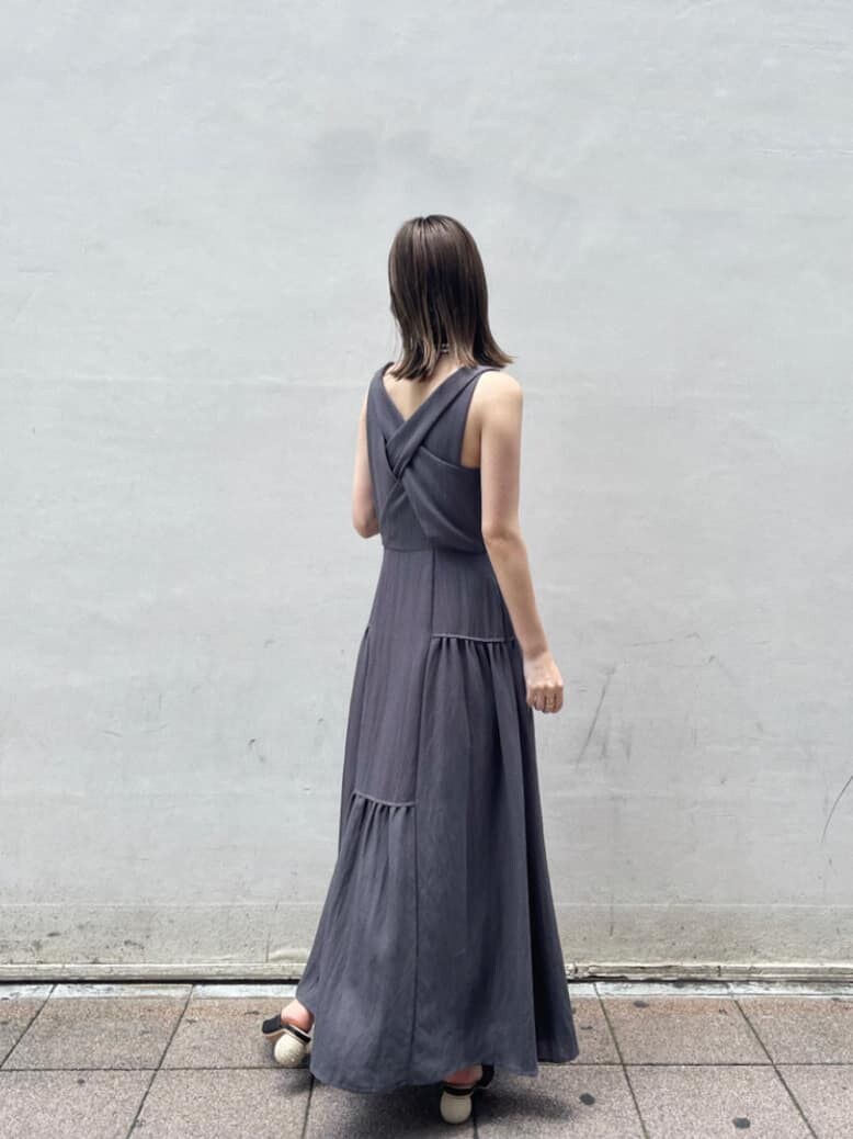 ブラック系のその他シューズ、グレー系のワンピース、シルバー系のネックレスを着用したレディースの夏コーディネートの2枚目の写真