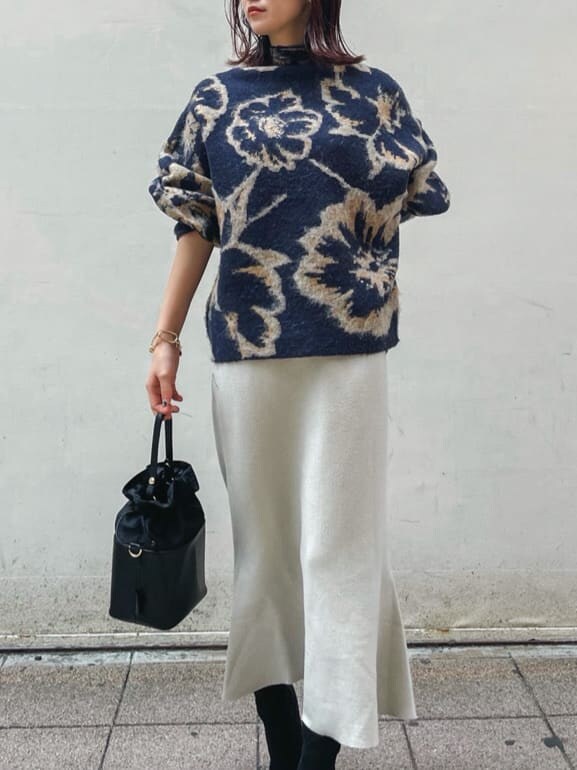 ブラック系のブーツ、グレー系のスカート、ブルー系のニット/セーターを着用したレディースの秋コーディネートの5枚目の写真