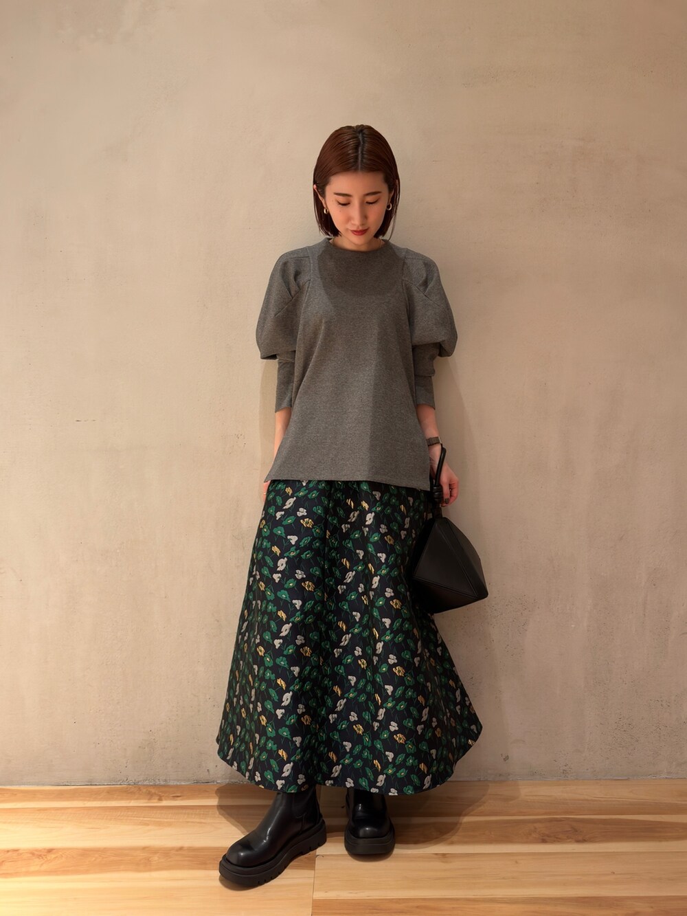 グレー系のTシャツ/カットソー、ブラック系のハンドバッグ、ブルー系のスカートを着用したレディースの春コーディネートの3枚目の写真