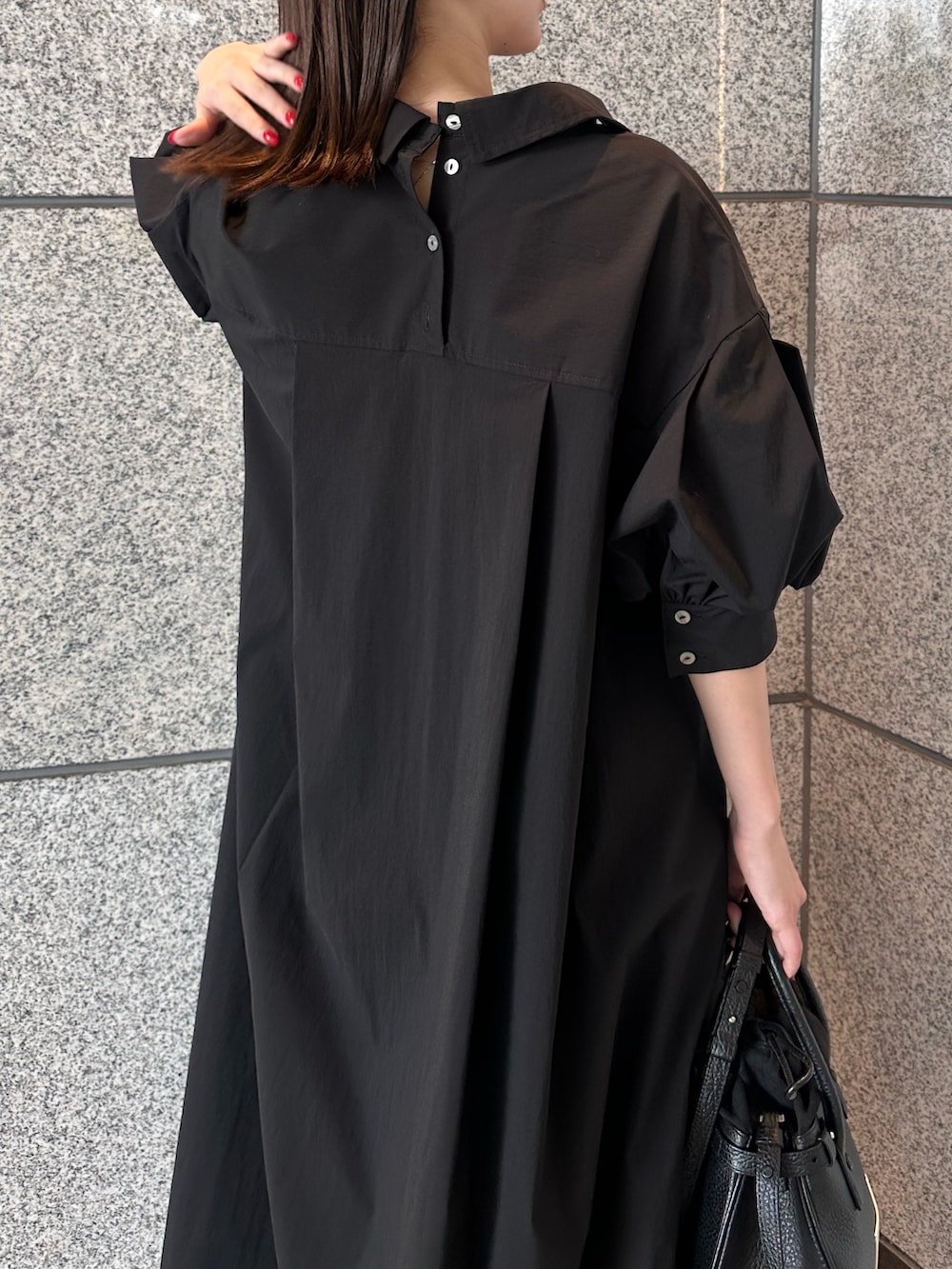 ブラック系のワンピース、ブラック系のスニーカー、ブラック系のショルダーバッグを着用したレディースの夏コーディネートの8枚目の写真