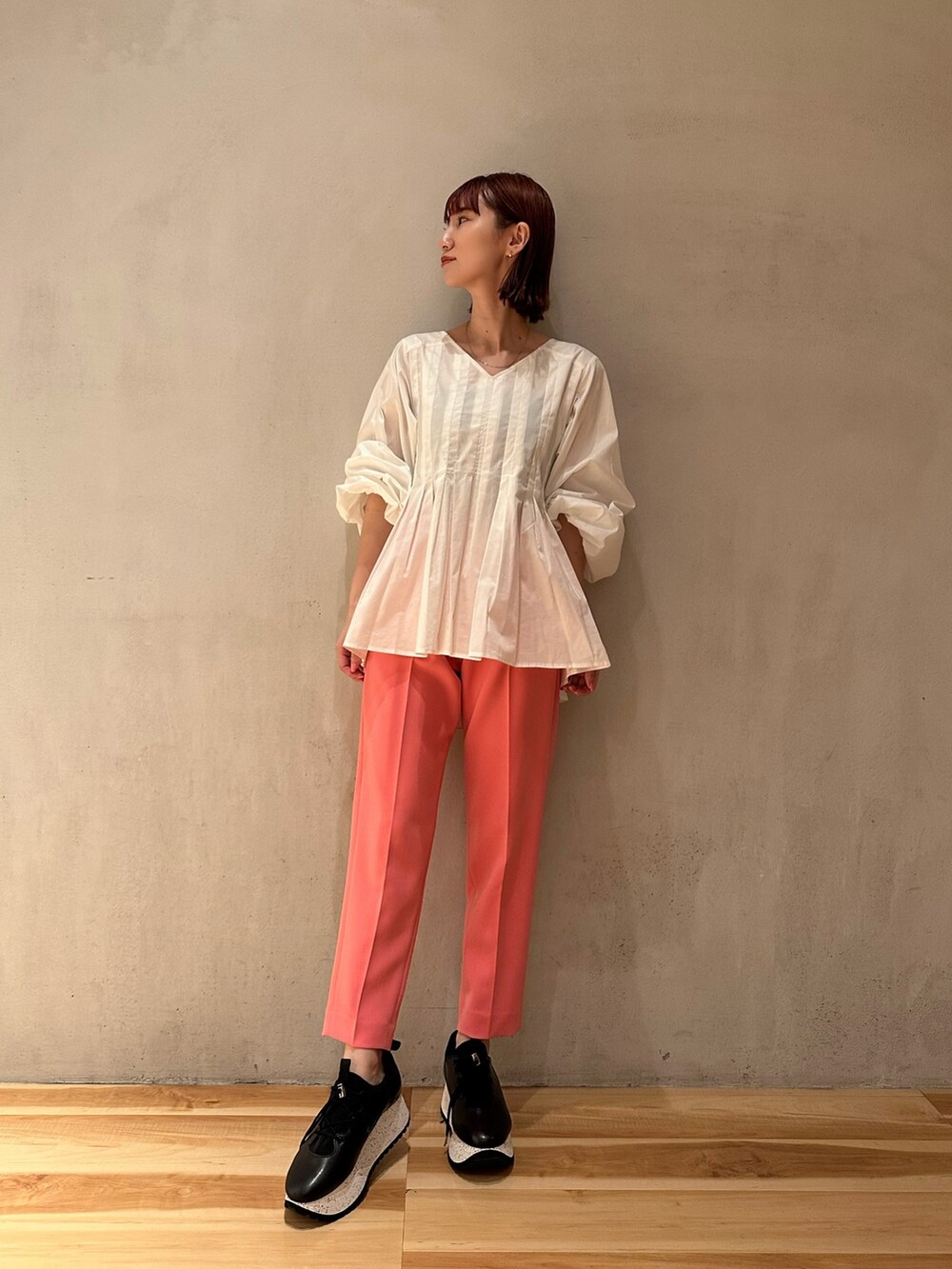 ホワイト系のシャツ/ブラウス、ピンク系のその他パンツ、ブラック系のスニーカーを着用したレディースの秋コーディネートの6枚目の写真