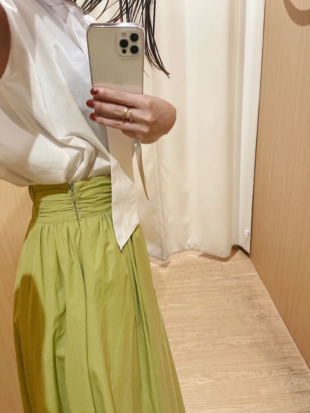 ブラウン系のパンプス、ホワイト系のシャツ/ブラウス、グリーン系のスカートを着用したレディースの夏コーディネートの3枚目の写真