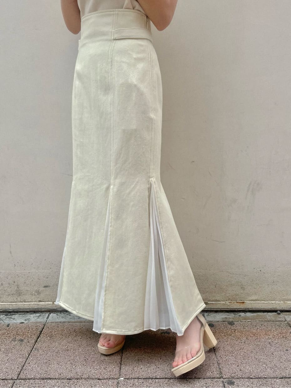 ベージュ系のワンピース、ブラック系のスカート、その他のパンプスを着用したレディースの夏コーディネートの9枚目の写真