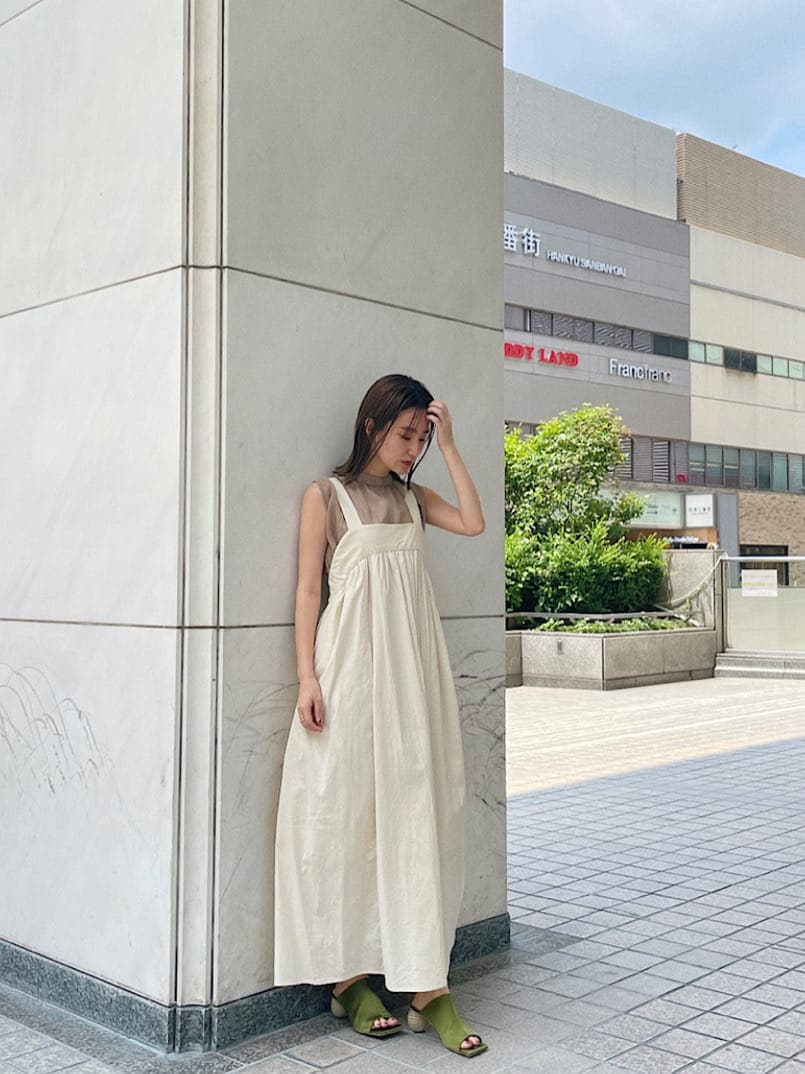 ベージュ系のサンダル、ベージュ系のシャツ/ブラウス、ホワイト系のワンピースを着用したレディースの夏コーディネートの3枚目の写真