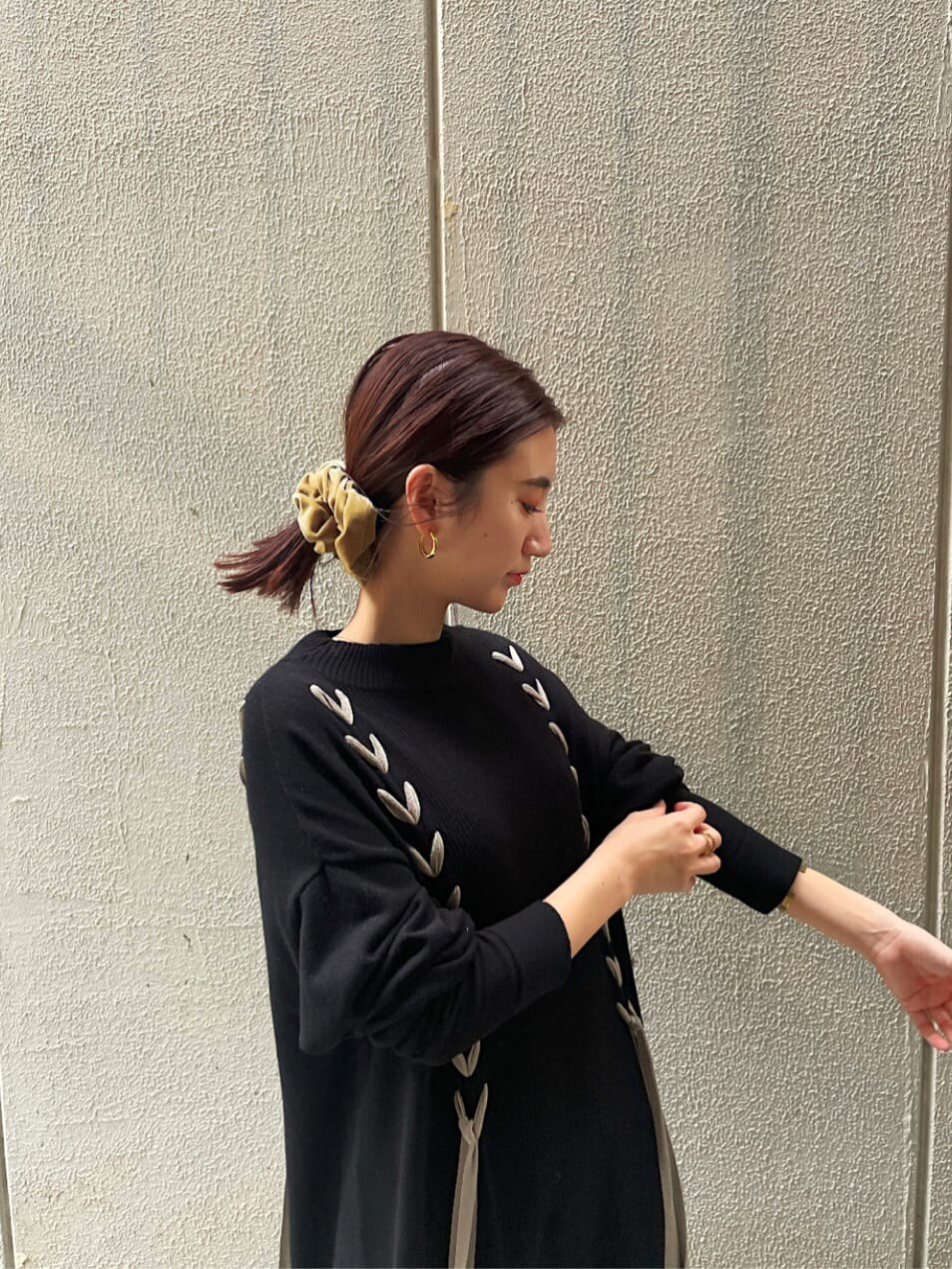 ベージュ系のその他シューズ、ブラック系のワンピース、グリーン系のシュシュを着用したレディースの秋コーディネートの3枚目の写真