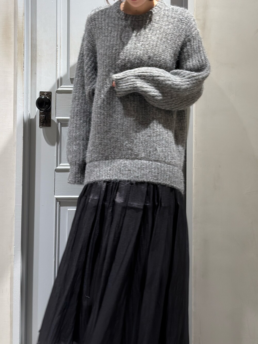 グレー系のワンピースを着用したレディースの秋コーディネートの4枚目の写真