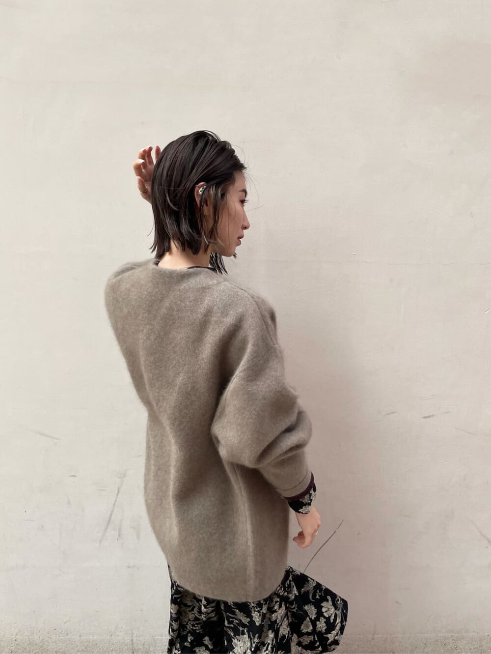 ブラック系のその他シューズ、ブラック系のワンピース、ベージュ系のカーディガン/ボレロを着用したレディースの秋コーディネートの7枚目の写真