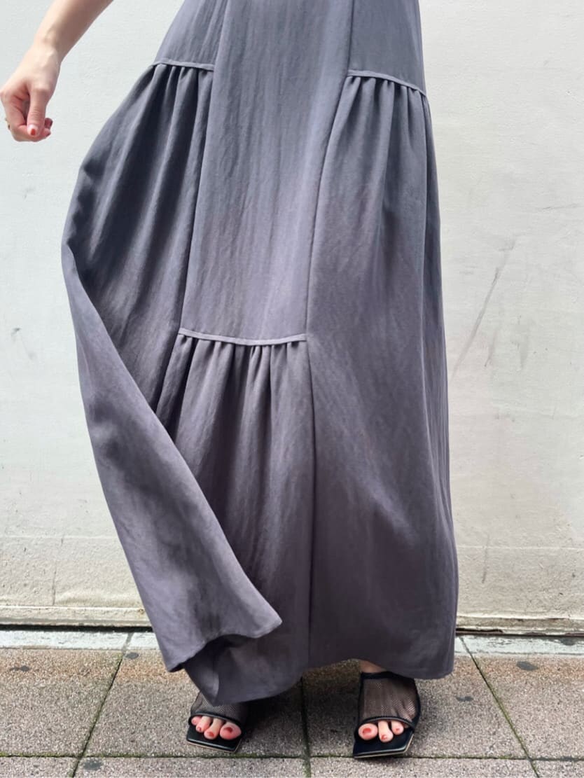 ブラック系のその他シューズ、グレー系のワンピース、シルバー系のネックレスを着用したレディースの夏コーディネートの5枚目の写真