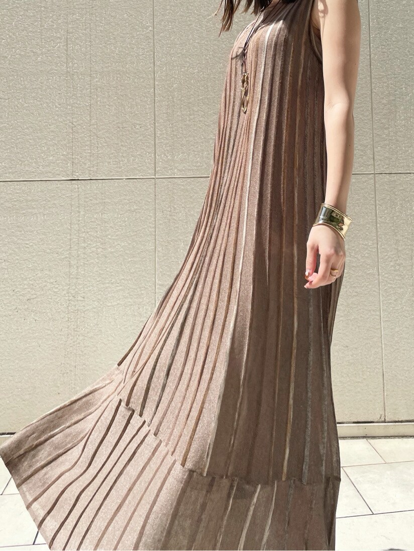 ブラウン系のワンピース、その他のその他シューズ、ゴールド系のネックレスを着用したレディースの春コーディネートの5枚目の写真