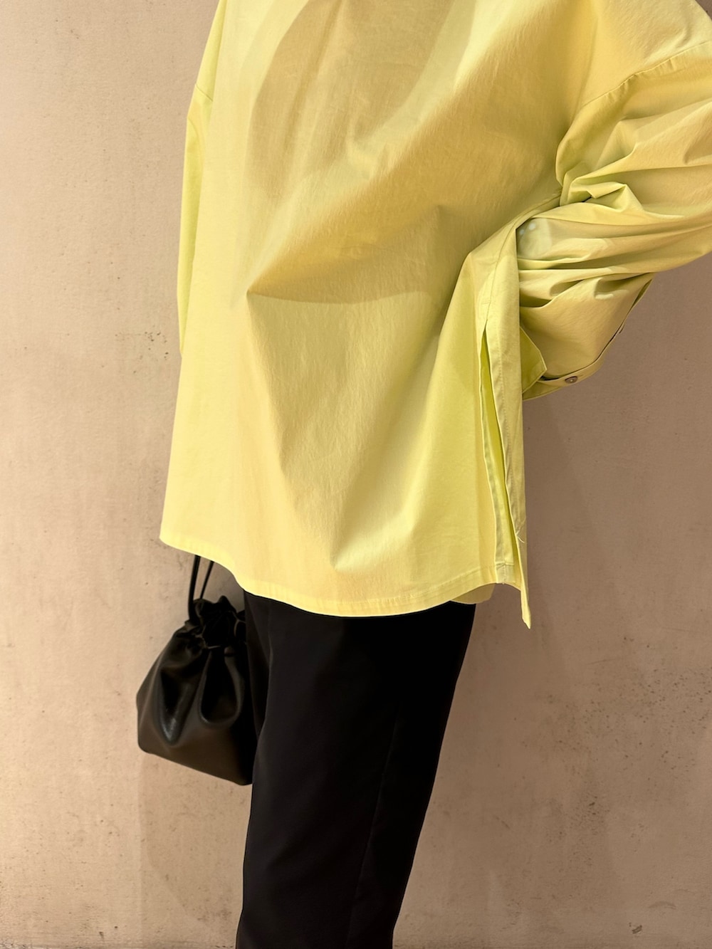 イエロー系のシャツ/ブラウス、ブルー系のその他パンツ、ホワイト系のスニーカーを着用したレディースの春コーディネートの6枚目の写真