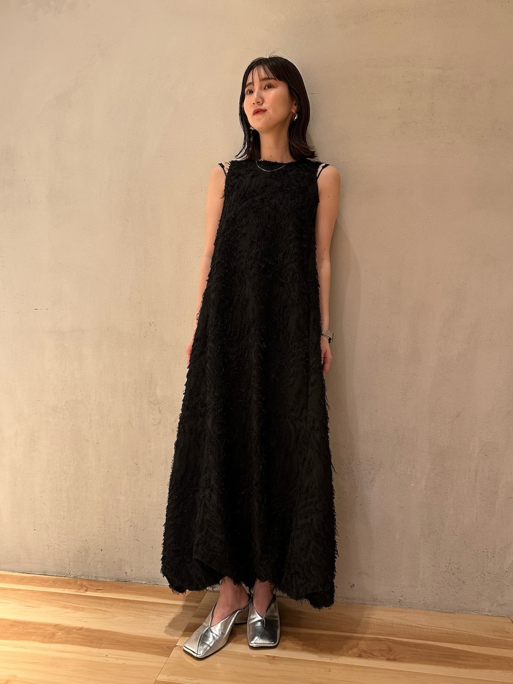 ブラック系のキャミソール、その他のサンダル、シルバー系のパンプスを着用したレディースの春コーディネートの2枚目の写真