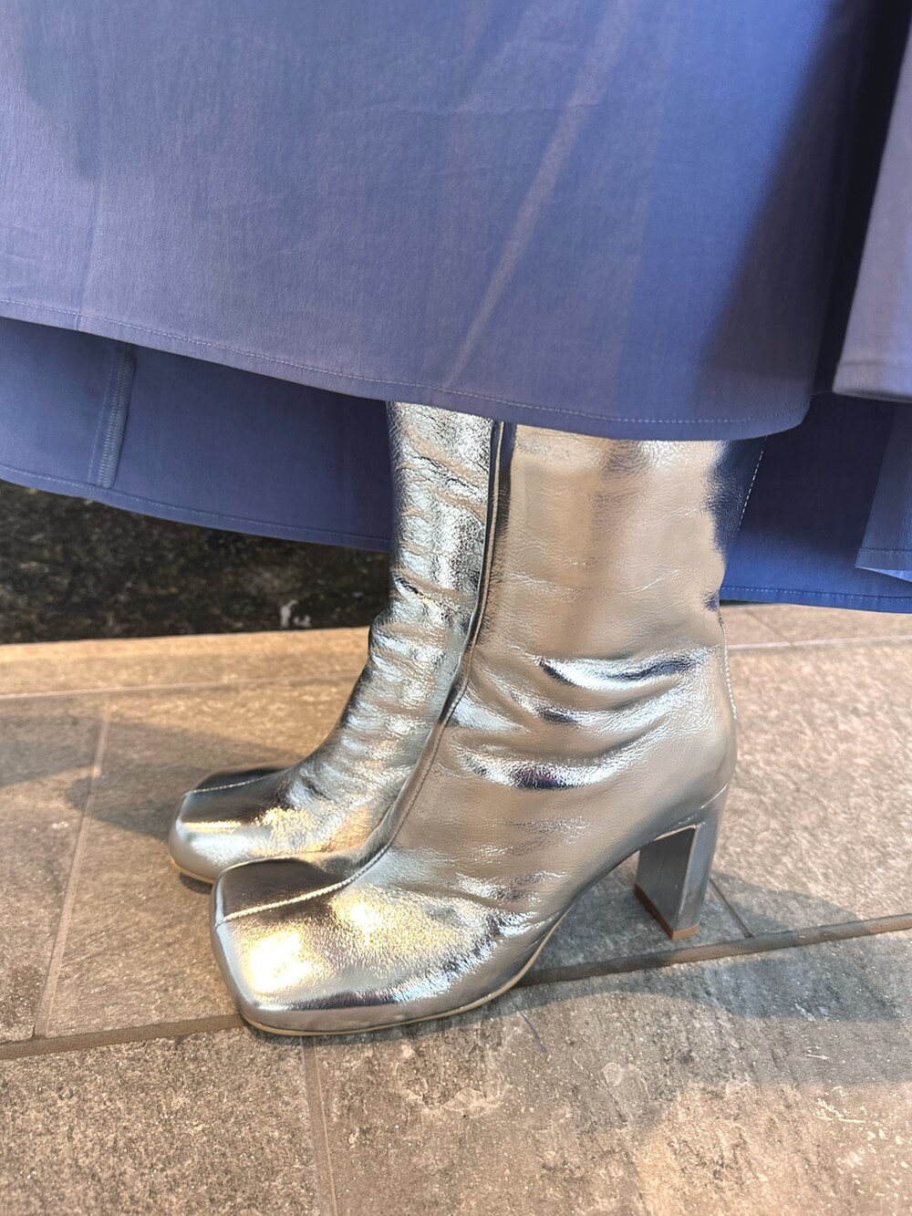 シルバー系のブーツ、ブルー系のワンピースを着用したレディースの夏コーディネートの10枚目の写真