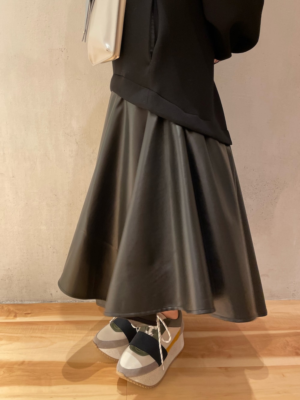 ブラック系のワンピース、グレー系のショルダーバッグ、ブラック系のカーディガン/ボレロを着用したレディースの秋コーディネートの6枚目の写真