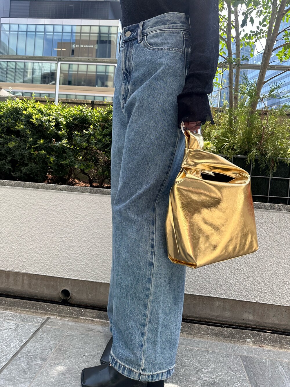 ブルー系のデニムパンツ、ブラック系のパンプス、ブラック系のニット/セーターを着用したレディースの夏コーディネートの10枚目の写真