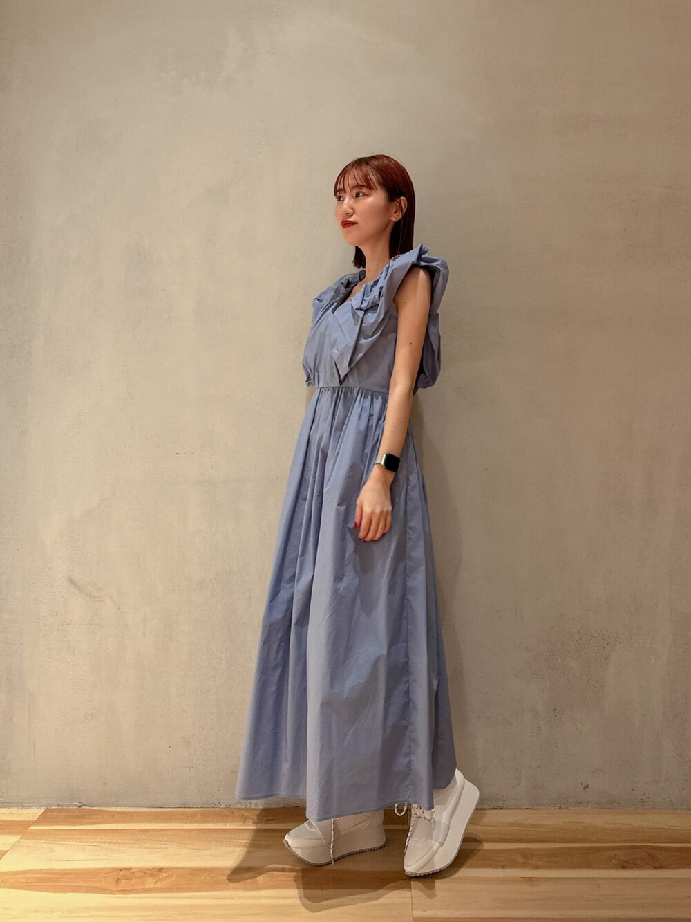 ブルー系のワンピース、ホワイト系のスニーカー、ベージュ系のノーカラージャケットを着用したレディースの夏コーディネートの7枚目の写真