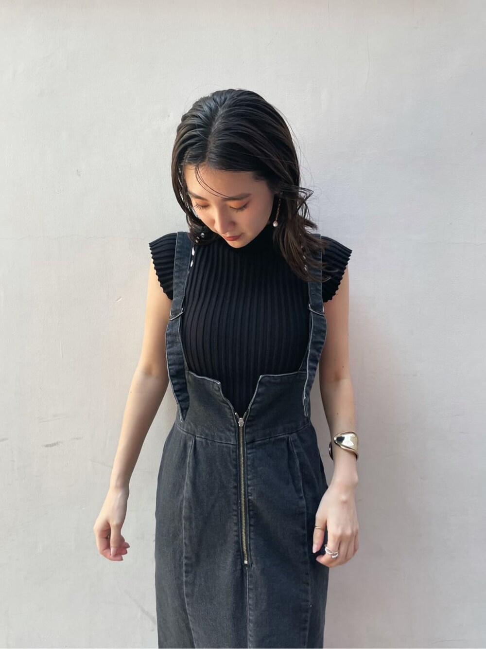 ブラック系のスカート、ホワイト系のその他シューズ、パープル系のその他アウターを着用したレディースの夏コーディネートの3枚目の写真