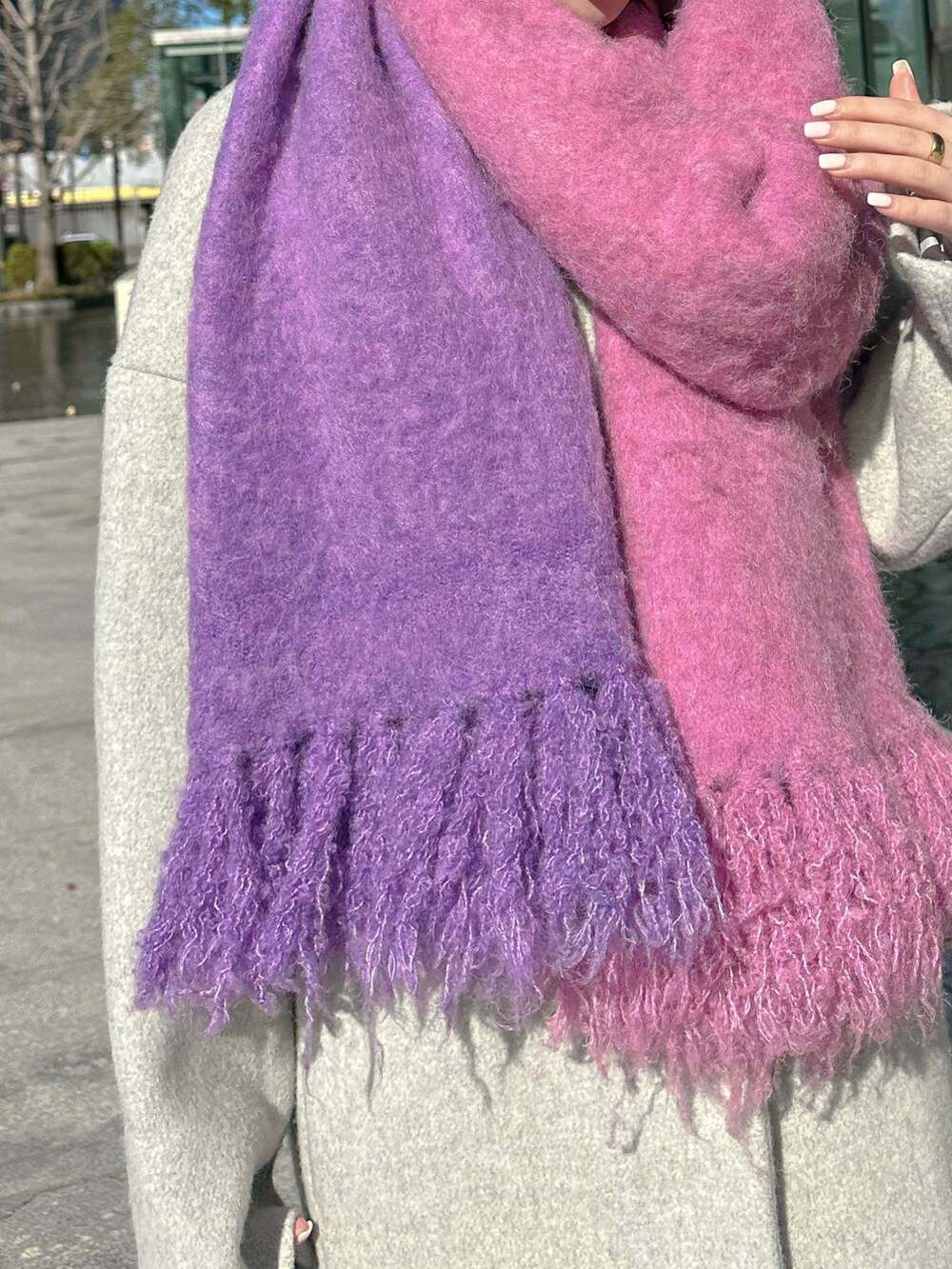 ブラック系のハンドバッグ、その他のワンピース、パープル系のストール/ショールを着用したレディースの冬コーディネートの3枚目の写真