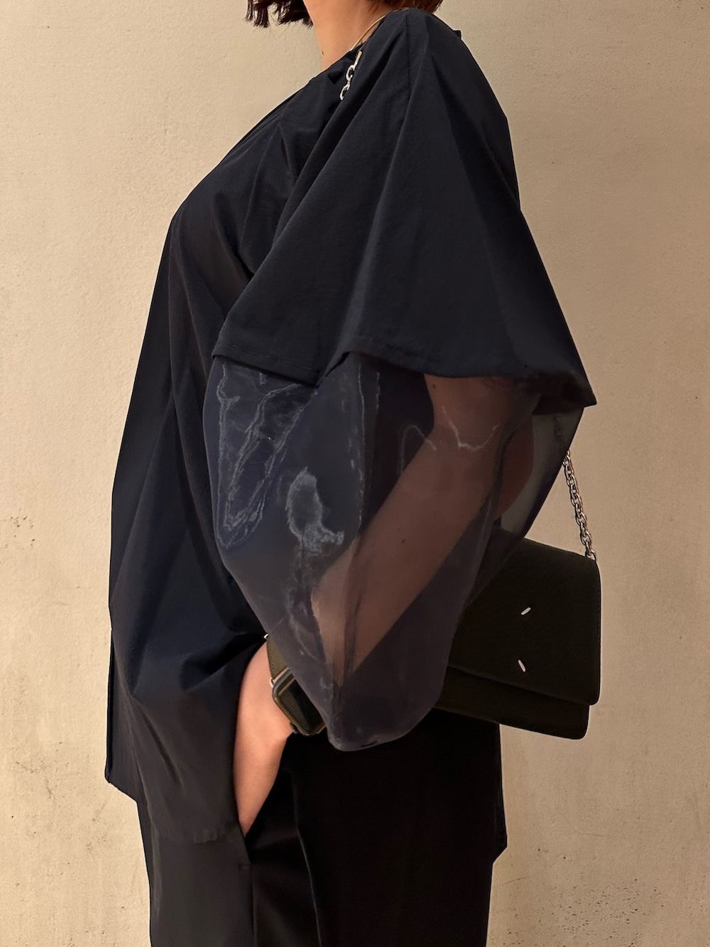 ブルー系のシャツ/ブラウス、ブルー系のその他パンツ、ホワイト系のスニーカーを着用したレディースの春コーディネートの6枚目の写真