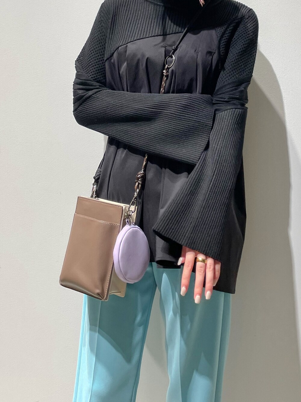 ホワイト系のニット/セーター、ブルー系のその他パンツ、ブラウン系のスニーカーを着用したレディースの冬コーディネートの7枚目の写真