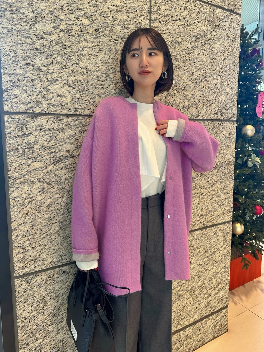 ホワイト系のニット/セーター、パープル系のノーカラージャケット、グレー系のその他パンツを着用したレディースの冬コーディネートの2枚目の写真