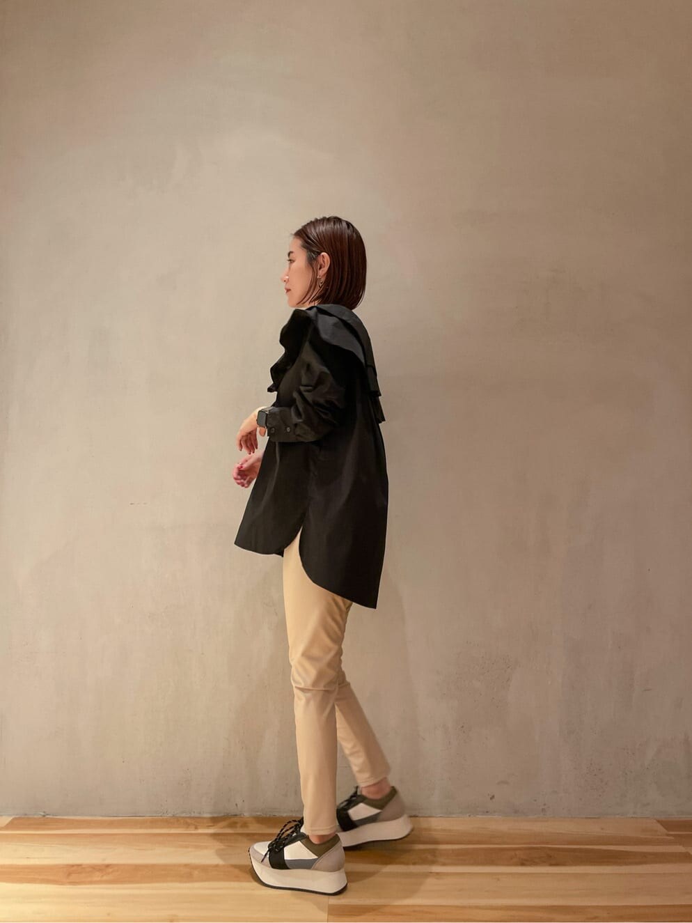 ベージュ系のその他パンツ、ピンク系のカーディガン/ボレロ、ブルー系のスニーカーを着用したレディースの秋コーディネートの3枚目の写真