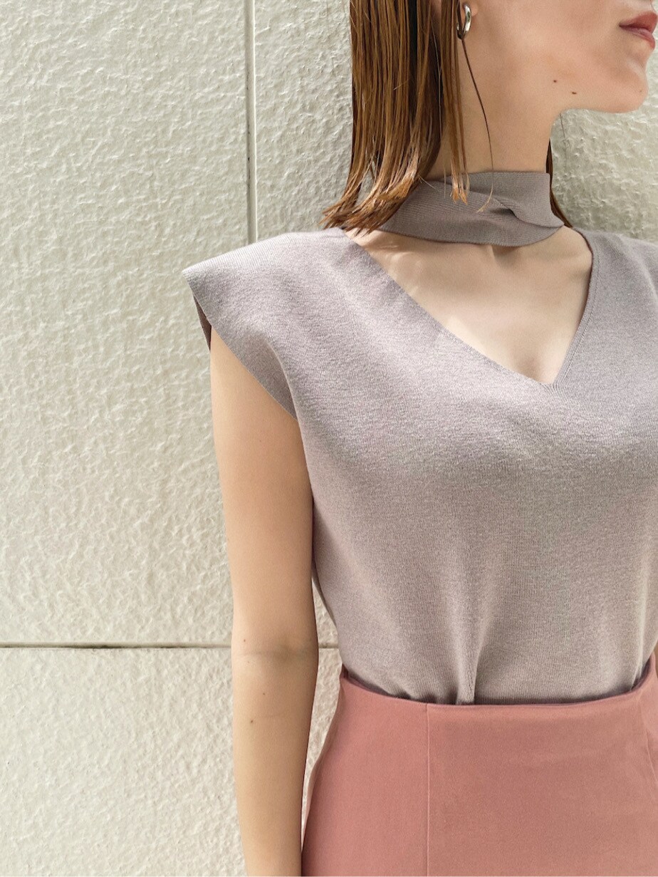 その他のその他シューズ、ピンク系のスカート、ベージュ系のニット/セーターを着用したレディースの夏コーディネートの5枚目の写真