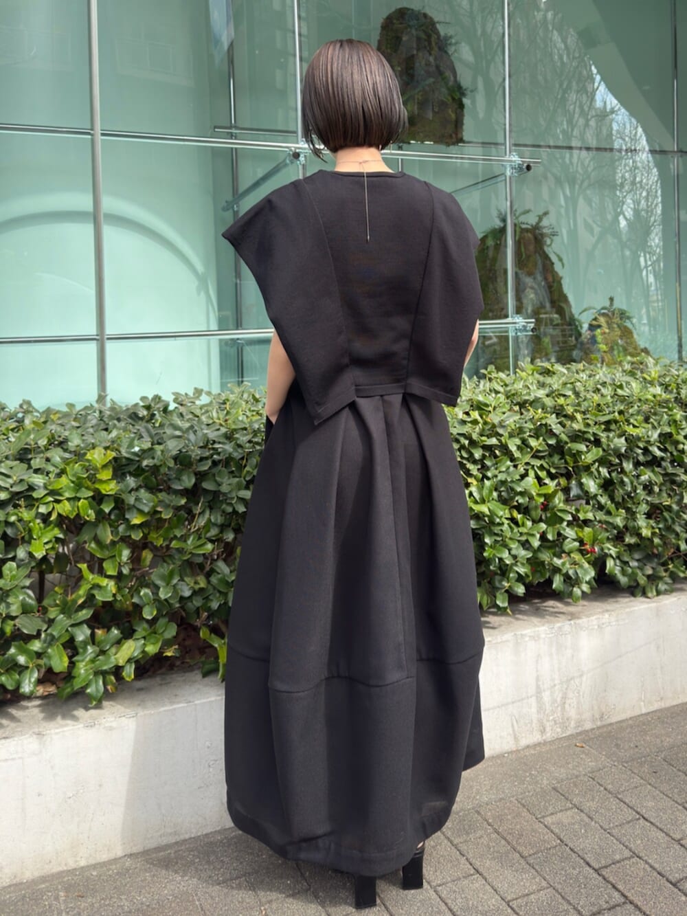 ブラック系のワンピースを着用したレディースの春コーディネートの4枚目の写真